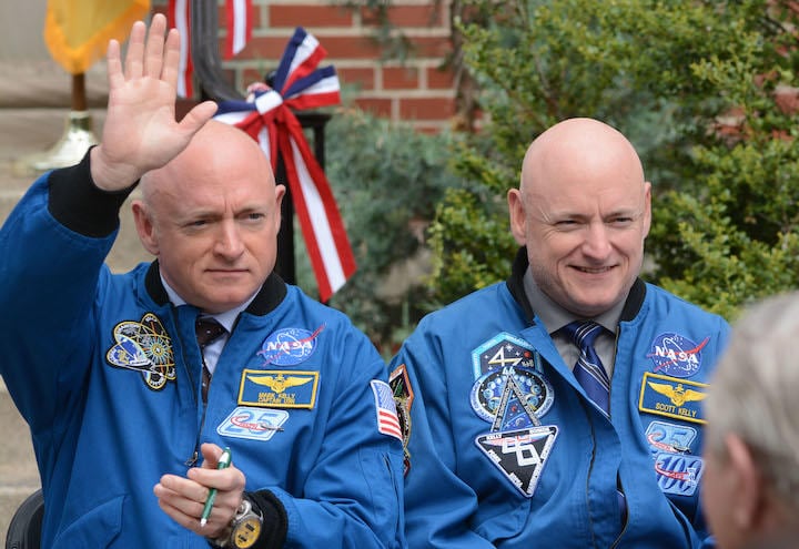一卵性双生児の宇宙飛行士、スコット・ケリー氏（右）とマーク・ケリー氏  NASA