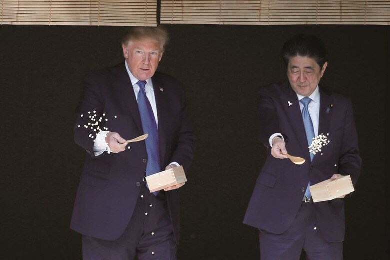 故安倍元首相（右）はトランプと良好な関係を維持したが（17年）　TORU HANAIーPOOLーANADOLU AGENCY／GETTY IMAGES