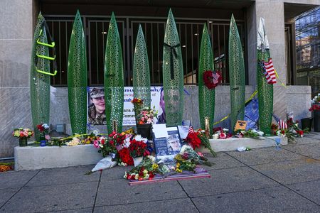 　１２月２日　米ホワイトハウス近くで先週発生した銃撃事件で重傷を負った州兵の１人が医療従事者の呼びかけに親指を立てたり、つま先を振ったりして反応したと、ウェストバージニア州のモリシー知事が１日明らかにした。写真は１日、米ワシントンで撮影（２０２５年　ロイター／Aaron Schwartz）