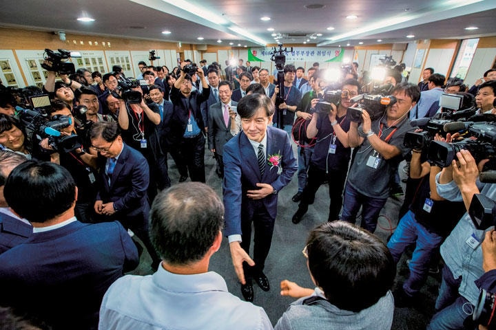 優れた実務能力を持つ曺の法相就任を文は強行したが（9月9日）　LEE JAE-WON-POOL/AFLO