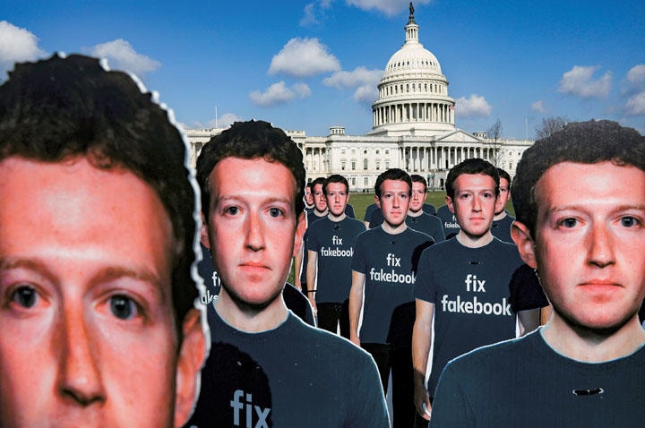 フェイスブックはフェイクニュースを拡散していると抗議して、市民団体が米議会前に並べたザッカーバーグの等身大パネル（昨年4月）　LEAH MILLIS-REUTERS