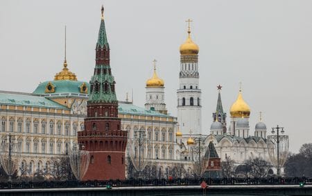 ３月１２日、 複数のロシア高官筋は米国が提示しウクライナが受け入れた３０日間の停戦案に慎重な姿勢を示した。写真はクレムリン。２月撮影（２０２５年　ロイター/Maxim Shemetov）