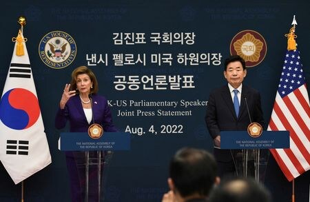 　８月４日、韓国の金振杓国会議長（写真右）と米国のペロシ下院議長（写真左）は４日共同声明を発表し、北朝鮮による脅威が増しているとの懸念を示し、同国に対する強力で広範な抑止力を維持する取り組みを支援することで合意した。写真はソウルでの代表撮影（２０２２年／ロイター）