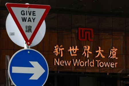 　１１月１８日　経営難に陥っている香港の不動産デベロッパー、新世界発展は１８日、ドル建て債券の交換期限を前倒ししたことで、永久債が大半を占める１３億ドルの債務が削減される見通しだと発表した。写真は新世界発展の本社。２０２４年９月、香港で撮影（２０２５年　ロイター／Tyrone Siu）