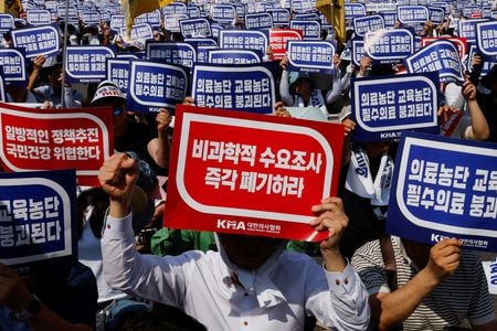 ７月８日、韓国政府は医療改革の一環である医学部増員計画に反発した研修医が職場離脱している問題で、離脱した研修医の医師免許停止処分とする計画を取り下げると発表した。写真は６月、ソウルで政府方針に抗議する医師ら（２０２４年　ロイター/Kim Soo-hyeon）