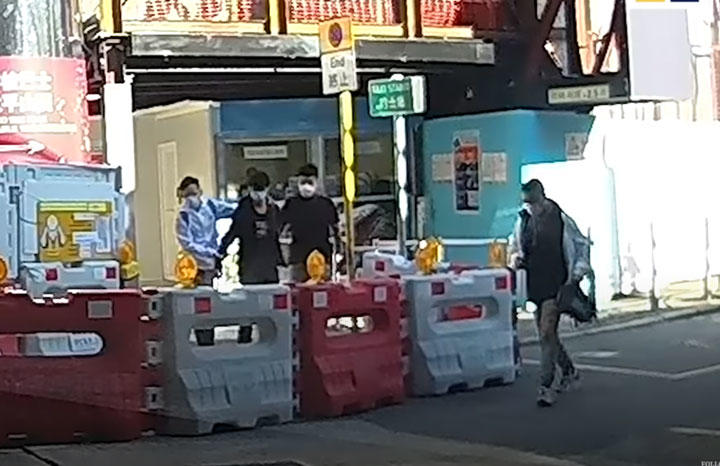 両脇を捜査員に抱えられ連行される鍾と思しき映像　South China Morning Post/YOUTUBE