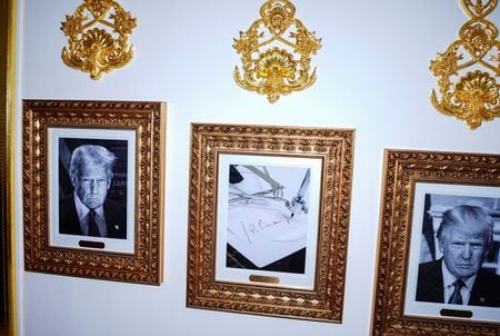 バイデン前大統領の肖像写真の場所に掲げられたオートペン（自動署名装置）の画像。米ホワイトハウスで2025年10月5日撮影。REUTERS/Aaron Schwartz