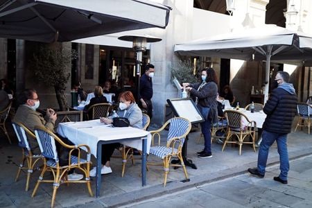 スペインで１１月後半に実施された新型コロナウイルスの抗体調査によると、感染者が人口に占める割合は約１０％と前回調査からほぼ倍化したことが分かった。バルセロナで１１月撮影（２０２０年　ロイター/NACHO DOCE）