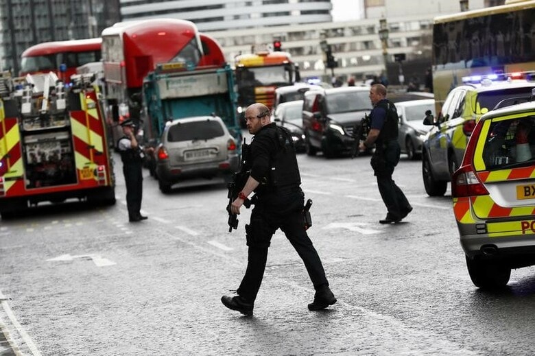 ３月２２日、英ロンドンの国会議事堂付近で２２日発生した襲撃事件で、警察当局は死者が４人になったと明らかにした。これまでは警官１人を含む３人とされていた。襲撃犯とみられる男も射殺された。写真は現場に駆けつけた警察官。（２０１７年　ロイター／Stefan Wermuth）