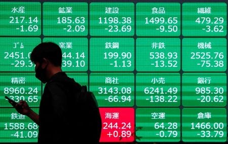 東京株式市場で日経平均は反発。写真は、都内の証券会社の株価ボード。2021年5月11日に撮影。（2021年　ロイター／Issei Kato）