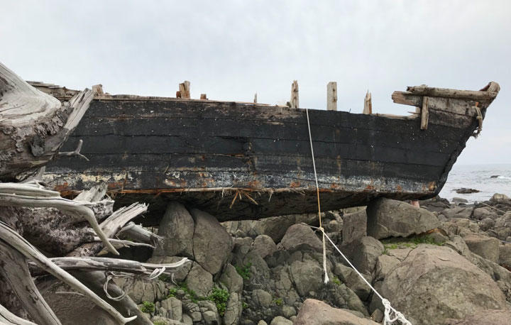 石川県の日本海沿岸に漂着した北朝鮮のものと見られる木造船（2018年5月12日、デイリーNKジャパン）