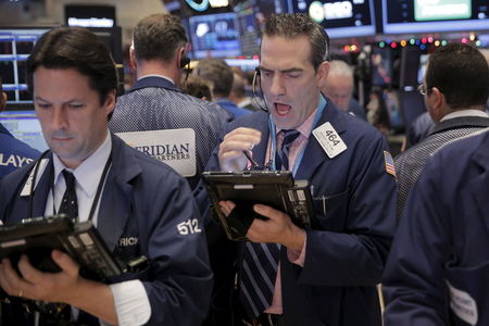 　１２月２１日、米国株は上昇。アップルやマイクロソフト株の立ち直りが相場を支えたほか、米国で公的助成を行う医療保険への加入者が増加したことを受けて病院関連銘柄が買われた。写真はニューヨーク証券取引所（２０１５年　ロイター/Lucas Jackson）