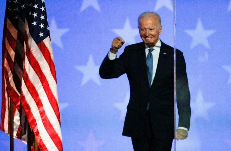 米大統領選の民主党候補ジョー・バイデン氏は４日、自身は選挙結果を楽観視していると表明した。写真は同日、米デラウエア州ウイルミントンで支持者の前に姿を見せたバイデン氏。（２０２０年　ロイター／Brian Snyder ）