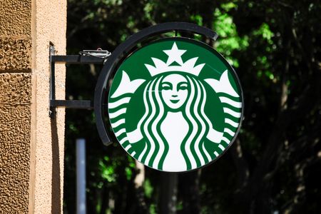 物言う投資家エリオット・インベストメント・マネジメントが、米スタバの株式を大量に取得していたことが分かった。６月１５日、メキシコ市で撮影（２０２４年　ロイター/Raquel Cunha）