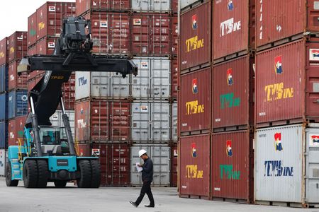 　インドネシア統計局が５日発表した２０２３年第４・四半期の国内総生産（ＧＤＰ）は前年比５．０４％増加し、ロイターがまとめた市場予想（５％増）とほぼ一致した。ジャカルタの港で昨年２月撮影（２０２４年　ロイター／Ajeng Dinar Ulfiana）