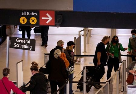 米運輸保安局（ＴＳＡ）は１７日、米国内の空港で１６日にセキュリティーチェックを受けた旅客者数が１８５万人だったと発表した。写真は４月２１日撮影（２０２１年　ロイター/Lindsey Wasson）