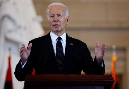 ５月８日、 バイデン米大統領（写真）は米国がイスラエルに供給し、現在は供与を停止している爆弾がパレスチナ市民を殺害するために使われたと述べた。　米議会で７日撮影（２０２４年　ロイター/Evelyn Hockstein）