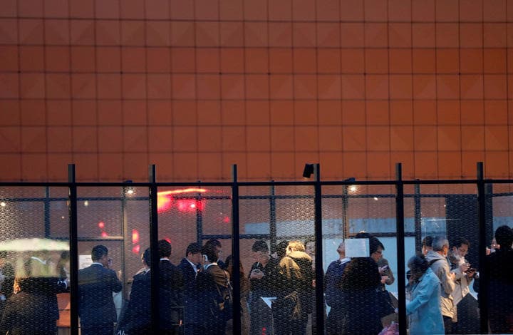 喫煙者で混み合う屋外喫煙所（2020年4月）　Kim Kyung-Hoon-REUTERS