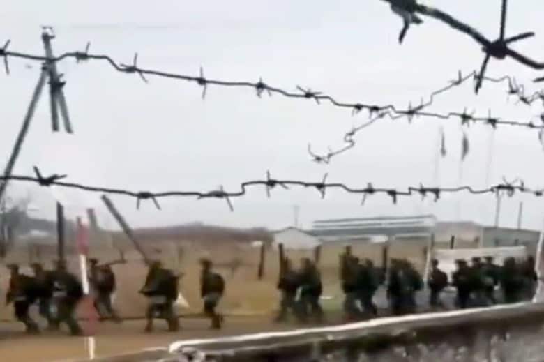 10月にインターネットに投稿されたロシア国内で訓練を行う北朝鮮兵士たちとされる映像より　EYEPRESS via Reuters Connect