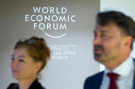 インフレ高進、債務危機の進展、生活費問題が２０カ国・地域（Ｇ２０）のビジネスにとって向こう２年間の最大懸念──。このような「企業経営者意識調査」結果を世界経済フォーラム（ＷＥＦ）が７日発表した。写真は、WEFのロゴ。２０２２年５月２５日にスイス・ダボスで撮影。（２０２２年　ロイター／Arnd Wiegmann）