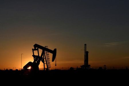 ２月２２日、バンク・オブ・アメリカ（ＢｏｆＡ）グローバル・リサーチはウクライナを巡る危機の深刻さの度合いにより、北海ブレントが５─２０ドル上昇する可能性があるとの見方を示した。一方、緊張緩和に向かえば２─４ドル下落するとした。写真は２０１８年８月、米テキサス州の油田で（２０２２年　ロイター／Nick Oxford）