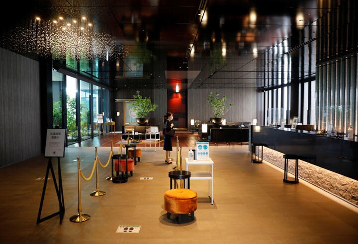 社会的距離の確保など感染予防策が講じられた東京都内のホテルのロビー　Issei Kato-REUTERS