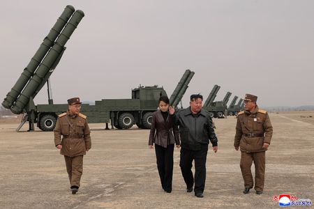 北朝鮮の朝鮮中央通信（ＫＣＮＡ）は２９日、金正恩総書記が炭素繊維複合材料を使用した固体燃料ロケットエンジンの地上燃焼実験と特殊作戦部隊の訓練、および新型主力戦車を視察したと報じた。ＫＣＮＡが写真を公開（２０２６年　ロイター）