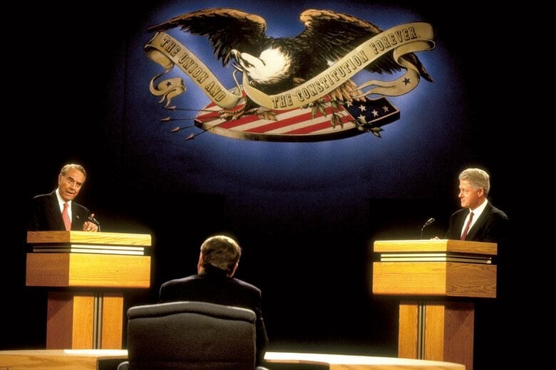 1996年の大統領選で再選を目指したビル・クリントン（右）はTV討論会の冒頭で対抗馬のボブ・ドールの「公職での実績」をたたえた　DIRCK HALSTEAD/GETTY IMAGES