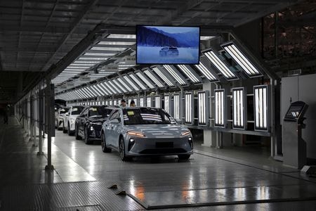 　調査会社ロー・モーションによると、バッテリー電気自動車（ＢＥＶ）とプラグインハイブリッド車（ＰＨＶ）の３月の世界販売台数は前年同月比２９％増の１７０万台だった。中国安徽省で２日撮影（２０２５年　ロイター／Florence Lo）