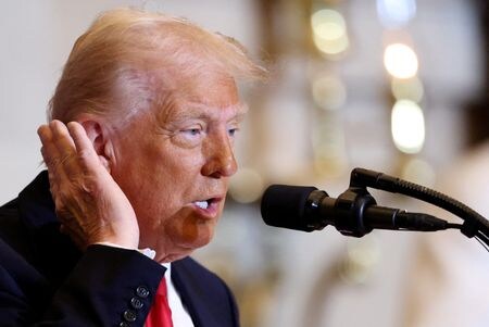 ２月６日、 トランプ米大統領（写真）はホワイトハウスに宗教の自由に関する新たな組織を設置するとともに、ボンディ司法長官に対して連邦政府内の反キリスト教的偏見を根絶するための専任チームを指揮するよう命じると明らかにした。米議会で同日撮影（２０２５年　ロイター/Kevin Lamarque）