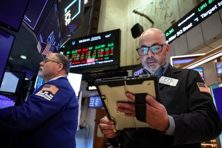 米ニューヨーク証券取引所（ＮＹＳＥ）のフロアで11月19日撮影。REUTERS/Brendan McDermid