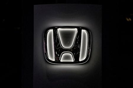 　５月１３日、ホンダは、北米市場向けにカナダで検討していた電気自動車（ＥＶ）の供給体制の構築を２年程度延期すると発表した。写真はホンダのロゴ。ニューヨークのマンハッタンで２０２３年４月撮影（２０２５年　ロイター/David \'Dee\' Delgado）