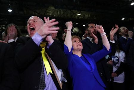 　１２月１３日、英地域政党スコットランド民族党（ＳＮＰ）のスタージョン党首（写真の前列右）は、１２日の英総選挙での躍進を受け、スコットランドで独立の是非を問う住民投票実施が認められるべきと述べた。写真は英グラスゴーで撮影（２０１９年　ロイター／Russell Cheyne）