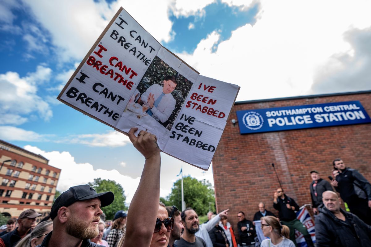 刺されて瀕死の白人被害者を逮捕・拘束…イギリスを騒がす事件の真相 | Edge of Europe 