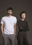 『NAZA』を制作したイスラエル人ジャーナリストのアブラハーム（左）とショール　©THE GUARDIAN 2026