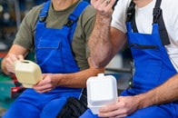 【動画】「電気走るくらい美味しそう...」弁当にフォークが入ってなかった男性が見せた「衝撃の代替手段」にネット興奮