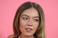 【写真】「悪趣味な冗談...」シドニー・スウィーニーの「目のやり場に困る」姿にネット騒然