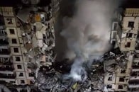 【動画】ミサイル攻撃で「がれきの山」と化したドニプロ住宅