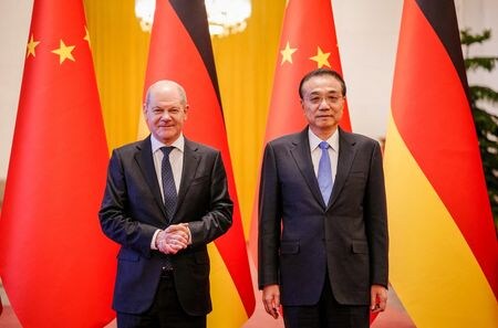１１月４日、中国を訪問中のドイツのショルツ首相は、ドイツが一つの中国政策を追求することを再確認した上で、地域の安定と平和を巡る懸念の拡大に対処する方針を示した。写真は北京で同日、李克強首相と撮影に応じるショルツ氏。代表撮影（２０２２年　ロイター）