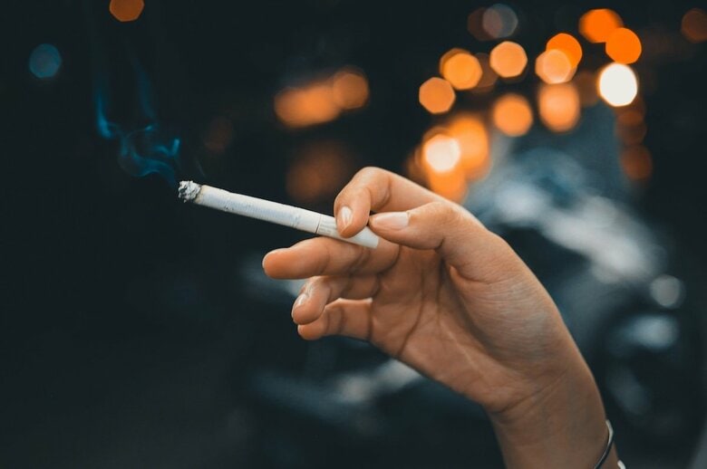 喫煙量が多い人ほどパーキンソン病を発症する可能性が低い（写真はイメージです）　Lê Tit-Unsplash