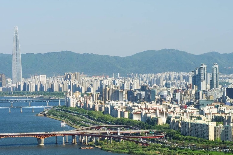 ソウルの高層マンション群。左端にそびえるロッテワールドタワーにも分譲マンションがあり、70･71階のスーパーペントハウスは356坪で40億円だという（撮影＝筆者）