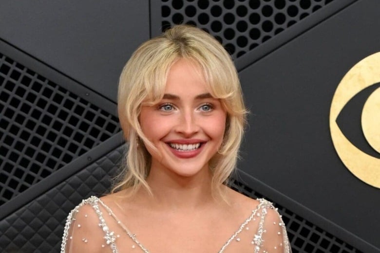 ネイキッド・ドレスで今年のグラミー賞授賞式に出席したサブリナ・カーペンター　@SCdailyupdates/X