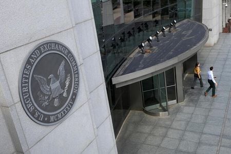 米証券取引委員会（ＳＥＣ）は１日、暗号資産（仮想通貨）投資のネズミ講詐欺に関わったとして１１人を提訴した。写真は、SEC本部の入り口付近の様子。２０２１年３月１２日にワシントンで撮影。（２０２２年　ロイター／Andrew Kelly）