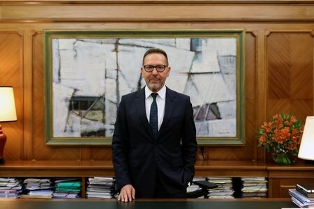 欧州中央銀行（ＥＣＢ）理事会メンバーのストゥルナラス・ギリシャ中銀総裁は１９日、ＥＣＢは７月の理事会で０．２５％ポイントの追加利上げを決定するかもしれないが、それ以上の引き締めは経済に打撃を与えかねないと述べた。２０２１年１０月撮影（２０２３年　ロイター/Louiza Vradi）