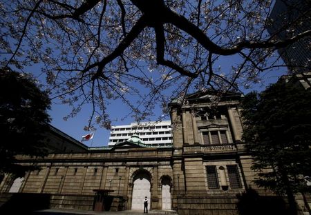 　３月１９日、日銀が１月に開催した金融政策決定会合で、ある委員から、イールドカーブ・コントロール（ＹＣＣ）について、過度なフラット化の回避や必要な時に躊躇（ちゅうちょ）なく金利を引き下げられる工夫がないか検討すべきといった意見が出ていたことがわかった。写真は日銀本店。都内で２０１６年３月撮影（２０２１年　ロイター／Yuya Shino）