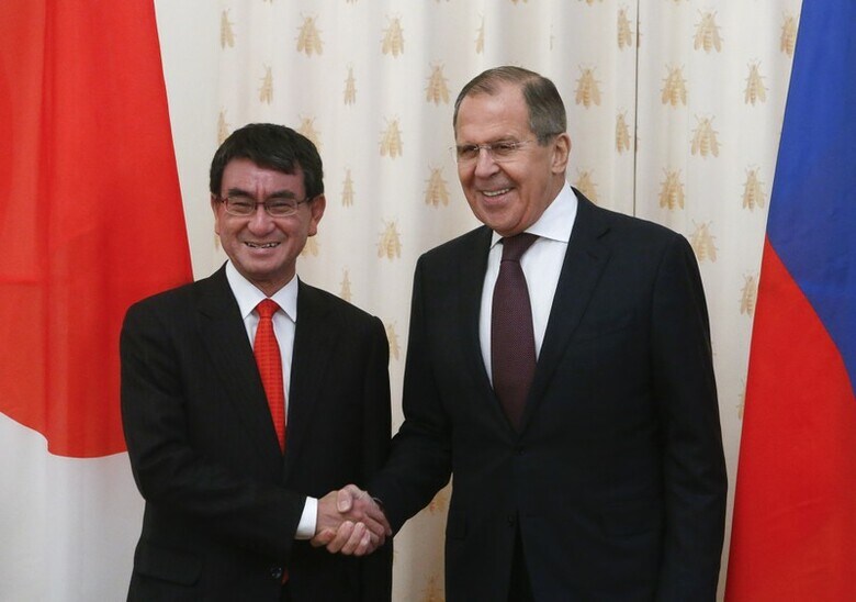 １１月２４日、ロシアのラブロフ外相（右）は河野太郎外相と会談し、北朝鮮問題を根拠に日本が自国の領土を北東アジア地域における米国の軍事拠点として提供しているのではないかとロ懸念を表明した。写真は２４日、モスクワで撮影（２０１７年　ロイター／Sergei Karpukhin）