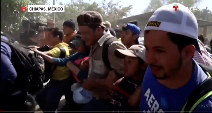 グアテマラからスチアテ川を渡ってメキシコへ移動する移民希望者たち　Noticias Telemundo / YouTube