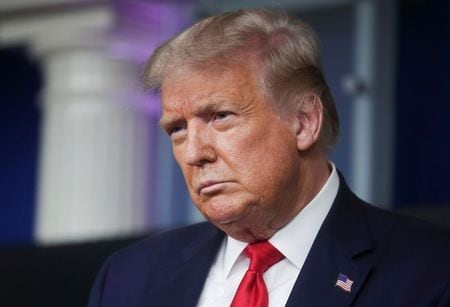 　８月３日、トランプ米大統領は、中国・北京字節跳動科技（バイトダンス）傘下の短編動画投稿アプリ「ＴｉｋＴｏｋ（ティックトック）」の米国事業が米マイクロソフトに売却される場合、米政府は「高い比率」で売却額の一部を受け取るべきだと述べた。ホワイトハウスで撮影（２０２０年　ロイター/Jonathan Ernst）