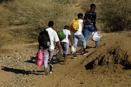 米国務省は２３日、エチオピア北部ティグレ州での虐殺行為を巡り、エチオピアへの経済および安全保障面での支援を幅広く制限するとともに、この危機の責任者と見なされるエチオピアと隣国エリトリアの政府関係者および元政府関係者に制裁を科すと明らかにした。写真は昨年１２月、ティグレ州から逃れ、スーダンに入るエチオピアの人々。（2021年 ロイター/Mohamed Nureldin Abdallah ）