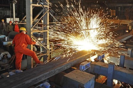 　５月１０日、中国国家統計局が発表した４月の生産者物価指数（ＰＰＩ）上昇率は前年比６．４％で３月の７．６％から鈍化、予想の６．９％を下回った。鉄鉱石と石炭の価格が一段と下落し、伸び率は２カ月連続で鈍化した。写真は製鉄工場の従業員。チャイナ・デイリー提供写真（２０１７年　ロイター）　
